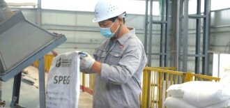 Workers operate and produce water-reducing agents